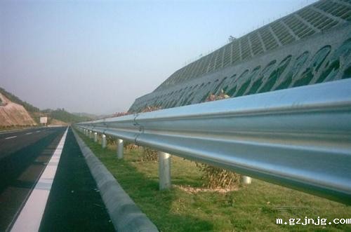 高速公路护栏板的价格差别的原因?