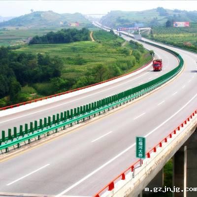 高速公路护栏板为什么都要用防阻块链接,有什么好处?