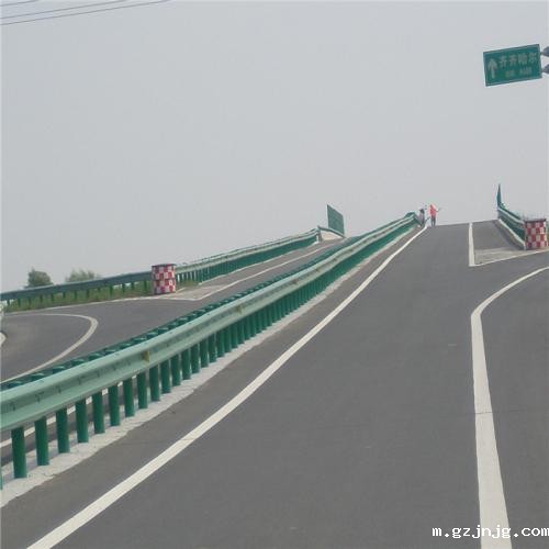 高速公路护栏板在高速上的作用？